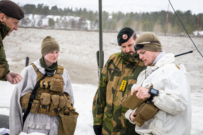 Hos Sambandsbataljonen fikk Kronprins Haakon høre mer om soldatenes tjeneste og bruk av utstyr under øvelsen. Foto: Kristian Kapelrud / Forsvaret
 